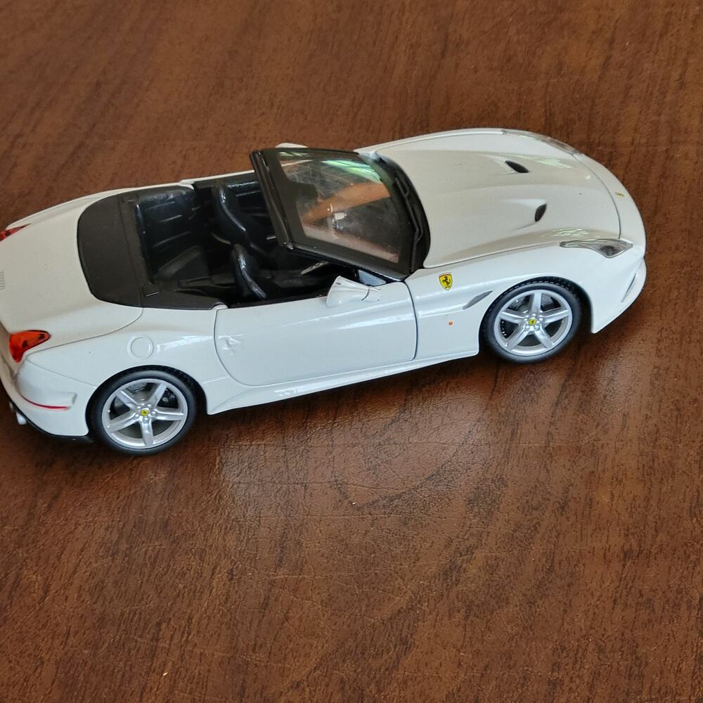 1/24 scale Burago Bburago Ferrari California "T" open top Rare White